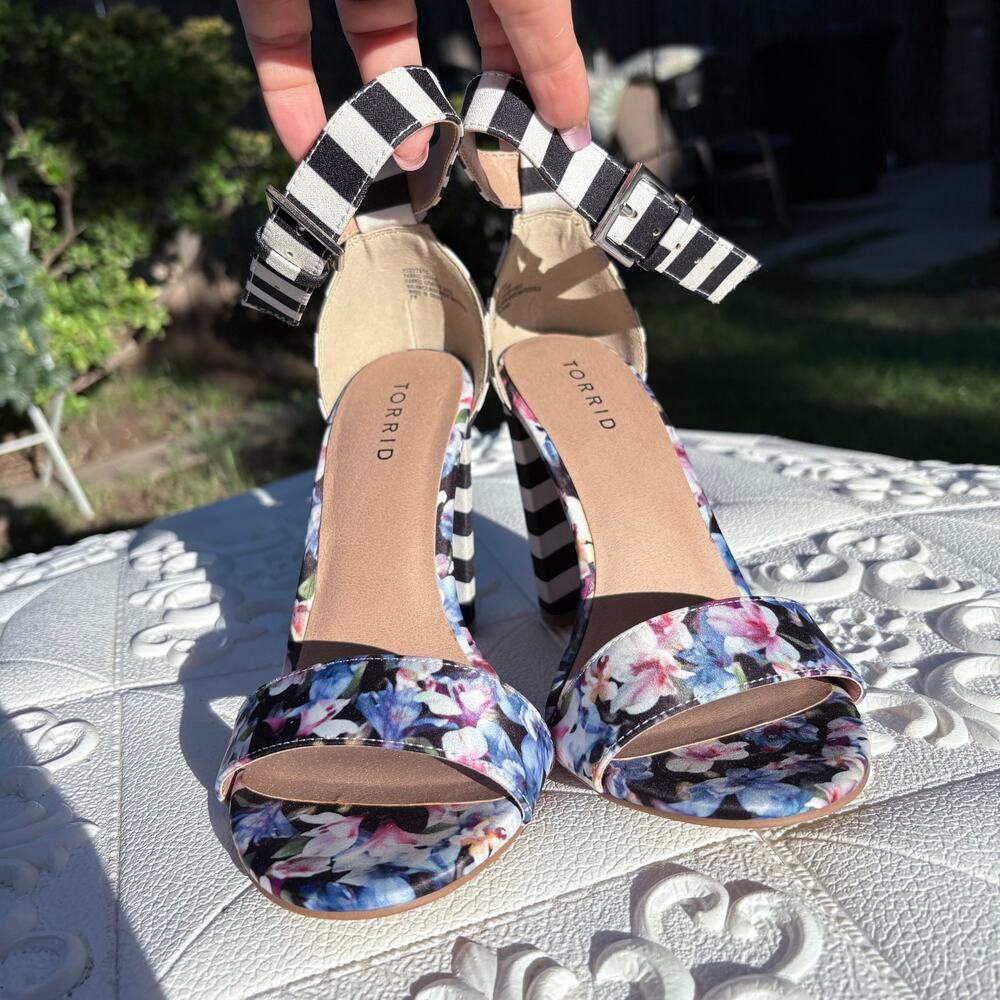 TORRID Ankle Strap Striped Chunky Heel Sandals size 8W
New - Picture 4 of 9
